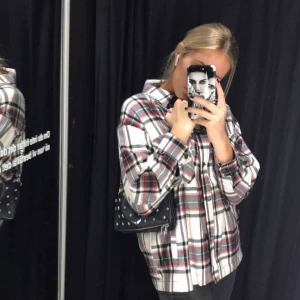  - Säljer denna trendiga skjortan på bilden. Helt ny. Stl M, lätt oversized men inte knölig. hör av dig om du är intresserad! ☺️