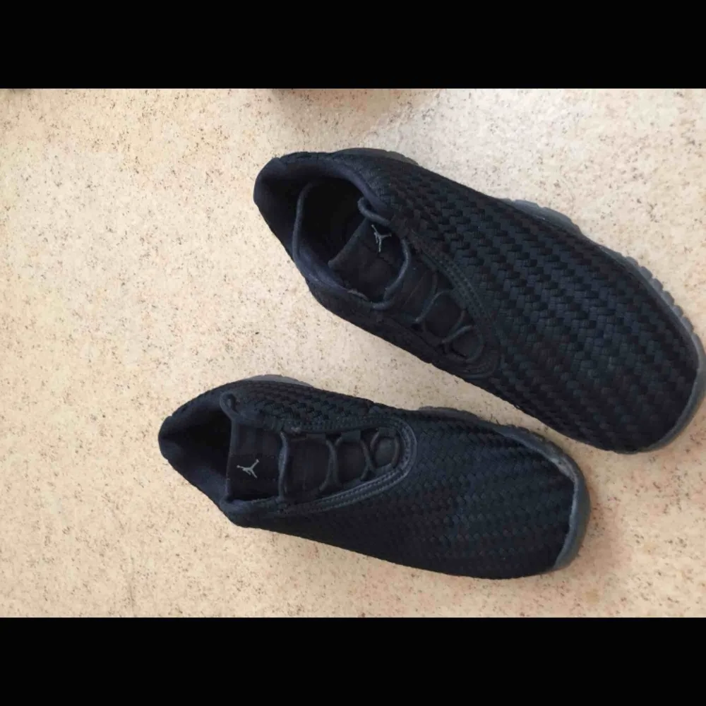 Air Jordan Future Premium skor i svart med blå sula. Använda ganska mycket. Nypris - 1399kr. Skor.