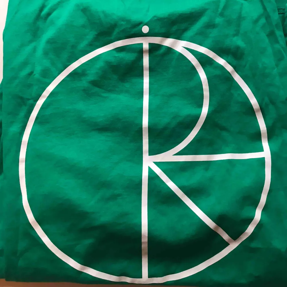 T-shirt från Polar i starkt grön färg med vitt tryck på ryggen. Kan mötas upp i Norrköping/Katrineholm eller frakta för 20kr.. T-shirts.