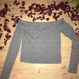  - en superfin figurnära topp i ribbad trikå, med bara axlar och långa ärmar. den är grå/svartmelerad och är enbart använd ett fåtal gånger! det enda felet är det lilla hålet på sidan som syns i bild 2, men det är lätt att sy ihop!