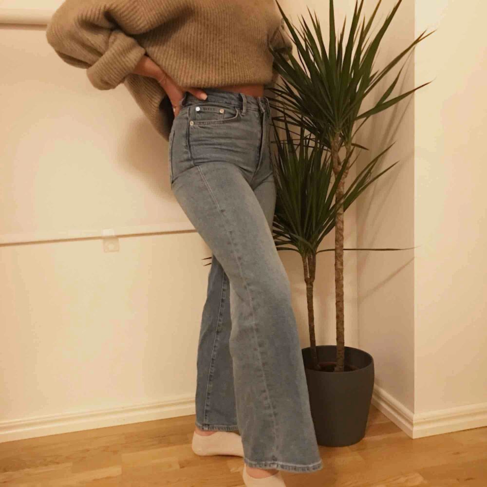 Jag säljer dessa väldigt snygga vida jeans från hm, säljer pågrund av att dom är lite för korta för mig (är 164) de är en storlek 32 men passar mig som vanlig vis har storlek 34⚡️😇😇frakt tillkommer👼🏼. Jeans & Byxor.