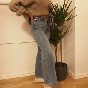 Jag säljer dessa väldigt snygga vida jeans från hm, säljer pågrund av att dom är lite för korta för mig (är 164) de är en storlek 32 men passar mig som vanlig vis har storlek 34⚡️😇😇frakt tillkommer👼🏼