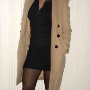  - Säljer min fina kappa som köpte i london för 1000kr säljer den för 500kr använd två gånger bara .