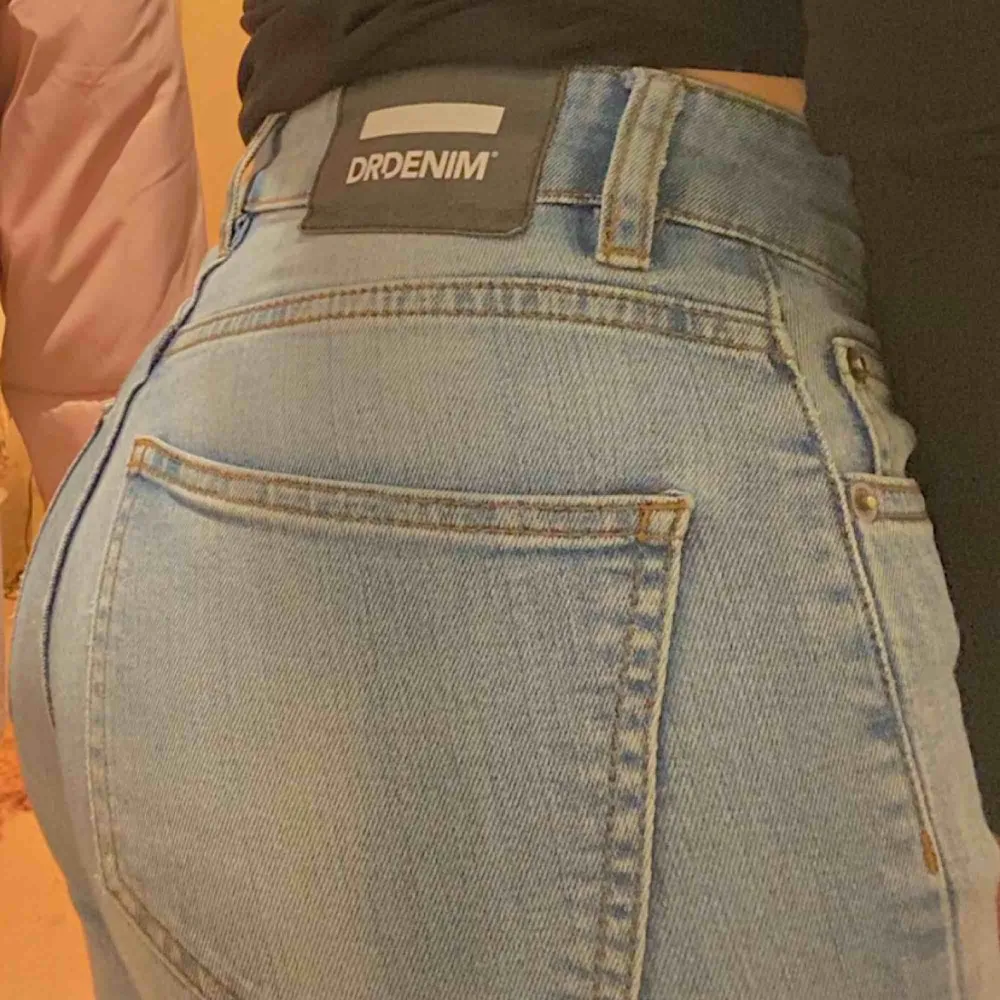 JÄTTESNYGGA jeans från Dr Denim. Använda ett fåtal gånger, därför är de i ett bra skick. De har en jättefin ljusblå färg, andra bilden visar färgen tydligare än första. . Jeans & Byxor.