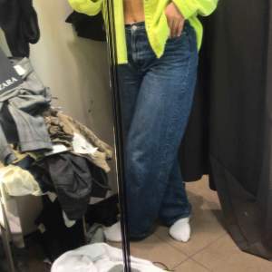 Säljer mina älsklings jeans från weekday då jag växt ur dem :(. Ser ut som på bilden, använda i några månader men inget synligt slitage.  Vill ni ha fler bilder så bara hör av er! 