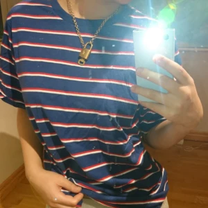  - Randig tröja från Urban outfitters köpt i London, kommer inte till använing något mer och därför säljer jag den! ✨