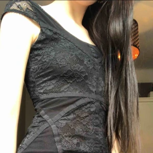  - asnice klänning som tyvärr är lite liten för mig nu därför säljer jag. fraktar inte, möts upp i stockholm🌟