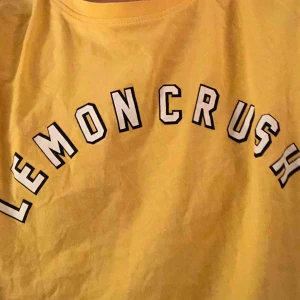  - Fin gul T-shirt från ginatricot som är i mycket bra skick.