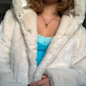  - Sjukt fin pälsjacka från guess. Fakepäls. Fraktar eller möts upp!