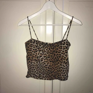  - Spaghetti-linne med leopardmönster från Gina Tricot🐆 . Sparsamt använd och i bra skick. 