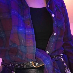  - Asball skjorta från hm som går att stylea på 738252289 olika sätt, inte mycket använd 💕