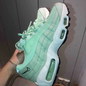  - Nike air max 95 premium, använda endast 2/3 gånger men lyckats bli lite smutsiga! Går att få bort i tvätt bland annat men har ej provat pga för små så de har bara stått på hyllan! Säljs därför billigt! Små i storleken skulle jag säga 😸