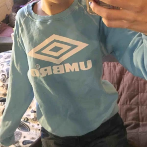  - En oanvänd turkos hoodie köpt på urban outfitters!