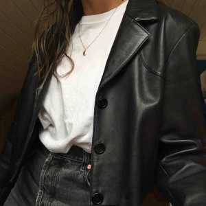  - Croppad skinnjacka från märket chantel. Köpt second hand som en skinnrock men har klippt av och sytt den själv! Tror det är äkta skinn. Har lite skavanker, kan skicka mer bilder!!🌻