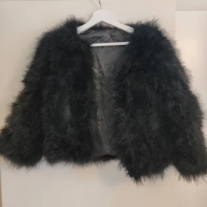  - Jacka med strutsfjädrar, passar en xs-s