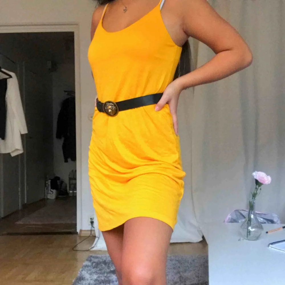 Super skön gul klänning från H&M. Väldig lös men super fin med ett bälte i midjan💞💞 använd ett fåtal gånger men i princip nytt skick.. Klänningar.