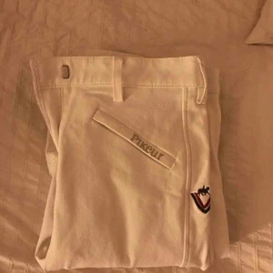  - Superfina vita ridbyxor från Pikeur i nyskick. Endast använda fåtal gånger. Nypris var runt 1500, säljes för 400. Små i storleken
