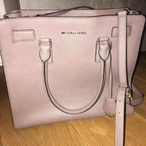  - Fin mullvad färg  Kan bäras i handtag eller med rem  Får plats med dator till och med!  Behöver få sålt snabbt pga flytt  Äkta 