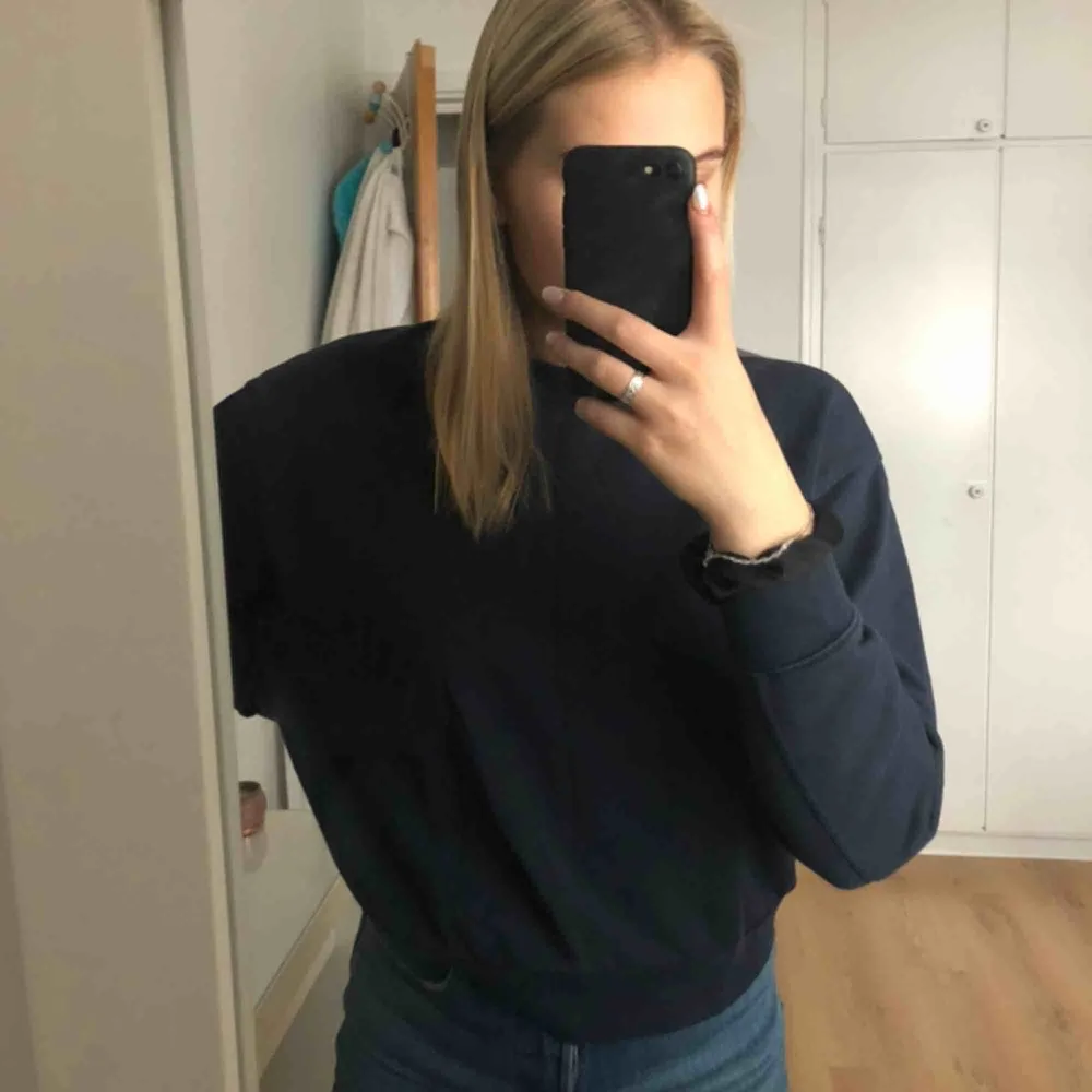 Sweatshirt från weekday, mörkblå och mycket härlig! . Tröjor & Koftor.