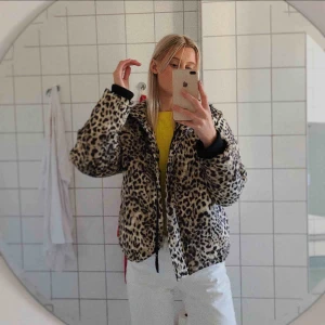  - leopard dunjacka från bikbok. inköpspris 600kr ungefär. använd lite förra vintern men i bra skick!! frakt ingår