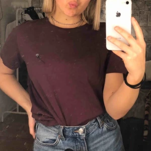  - Fin vinröd T-shirt från NA-KD med en ros 🥀 köparen står för frakten på ca 50kr