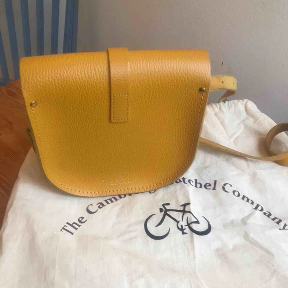 Väska från Cambridge satchel Company i läder. Kostar ungefär 170£ som ny. Fin skick.. Väskor.