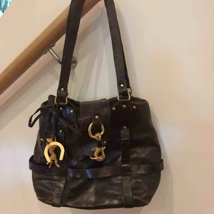  - Chloe’väska i brunt skinn. Välanvänd men fin, förutom bärremmarna som behöver lagas/bytas hos en skomakare om man stör sig på att de är slitna.  Skickas ej! 