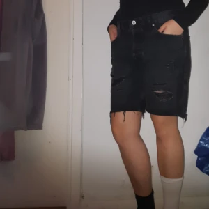  - Långa shorts med slitage från HM 