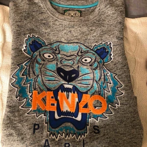  - Jättefin Kenzo-tröja, knappt använd. Köpt på NK för två år sen. 