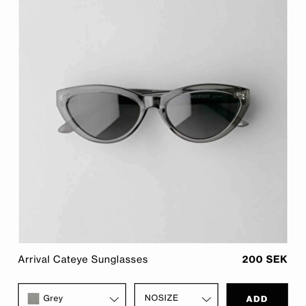 Solglasögon från weekday i modellen ”arrival cateye”  Solglasögonen är gråa men syns inte tydligt på bild.. Accessoarer.