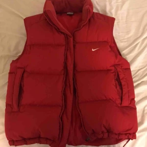  - Röd väst från Nike! Storlek M! 🤩🤩 Kan mötas upp i malmö och lund och även frakta (50kr) 🥰