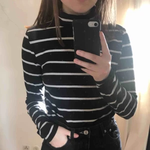  - Svart polo tröja med vita ränder köpt på monki för något år sedan 💫 polon är nervikt på första bilden 💫