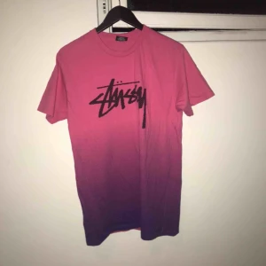  - Skön t-shirt ifrån Stussy. Använd fåtal gånger och i superbra skick utan skavanker. Köpt på junkyard för 550 kr, storlek M.  Frakten är inräknad i priset