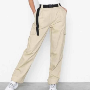  - jättesnygga cargopants från Nelly! säljs pga för stora i midjan, använda några gånger men fortfarande i fint skick! finns i Falun men kan skickas, frakten är inräknad! 🙏🏻 skicka meddelande för mer info.