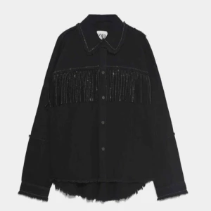  - Säljer denna populära jacka från Zara med fransar i storlek XS, saknar en knapp på vänster arm nere vid handen men gör inget då de är snyggare ifall man viker upp armarna💕 Nypris: 549kr