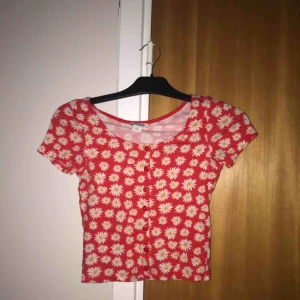  - Söt Urringad topp från Monki med blommor 🌸🌸