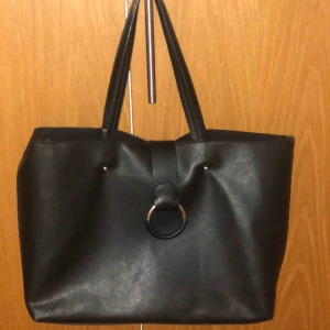  - En jättefin väska jag köpte på Ullared för 1 år sen! Tror den är använd 3-4 gånger men annars har den bara hängt på garderobsdörren Den rymmer mycket och är inte obekväm att ha på axeln