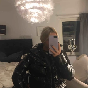  - Puffer jacket i lack/glansig material. storlek xs ifrån dollskill, köpt för 800kr  Väldigt bra skick