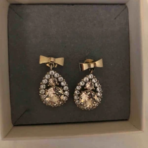  - Lily & Rose örhängen, bud! Nypris: 399kr