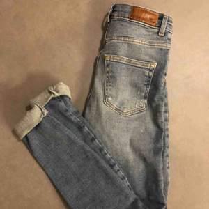 Jeans från bikbok Aldrig använda Nypris 599kr Köparen står för frakt  Jag har storlek xs/s och dessa sitter bra  