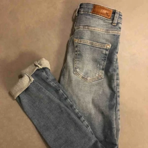 Jeans - Jeans från bikbok Aldrig använda Nypris 599kr Köparen står för frakt  Jag har storlek xs/s och dessa sitter bra  
