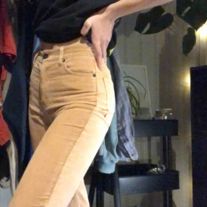  - Manchester byxor från pullandbear, så fina! ljus persika färg mer åt det rosa hållet i mom fit. storlek 32 (xs) rätt små i storleken, aldrig använda då de är för små för mig 💕 pris 140 kr + frakt