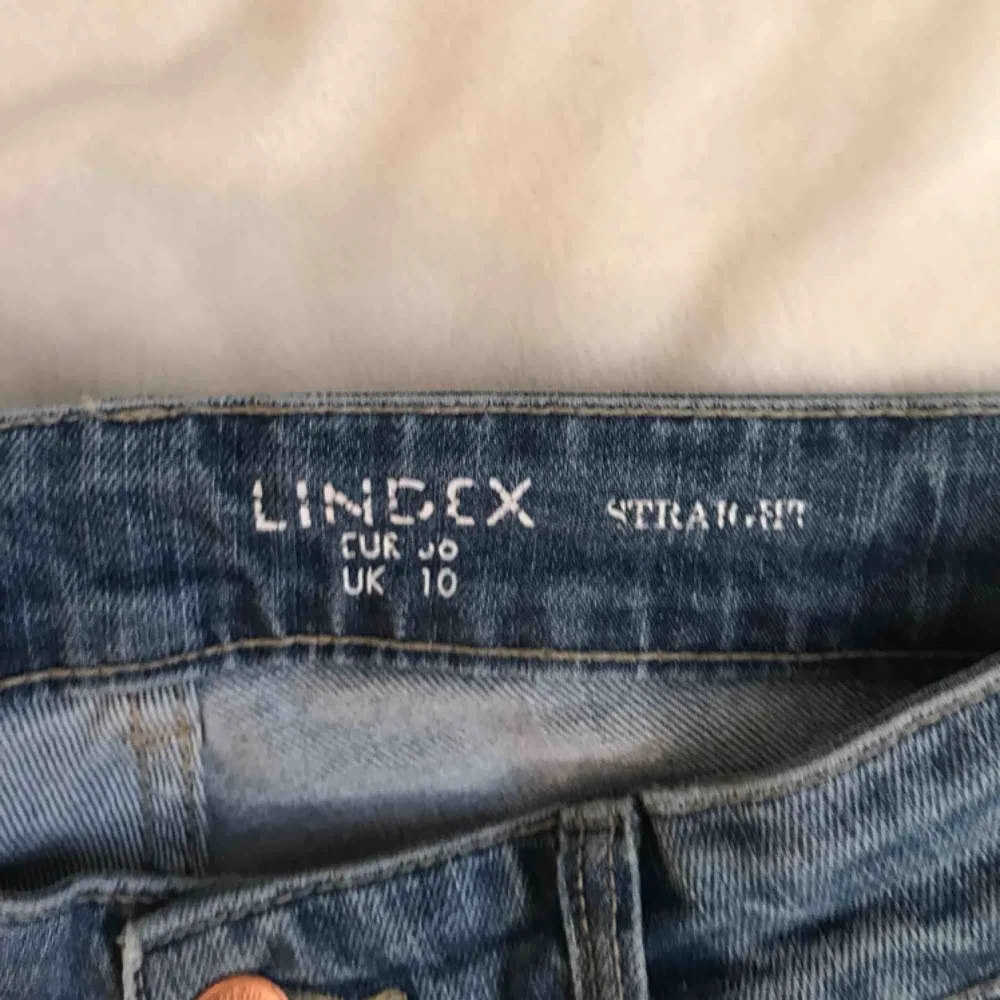 Feta byxor från lindex, snygga detaljer på knäna och slitningar längst ner vid byxan. Eventuell frakt tillkommer.. Jeans & Byxor.