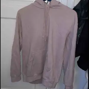 Skit snygg hoodie, köpte den här på plick men har inte fått användning av. Kostnaden plus frakt 