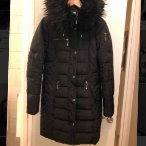  - RoccoBarocco Rafaela Vinterjacka, använd fåtal gånger, säljes pga inte min smak. Köpt för 1898kr   Kan sälja för 500kr vid snabb affär!