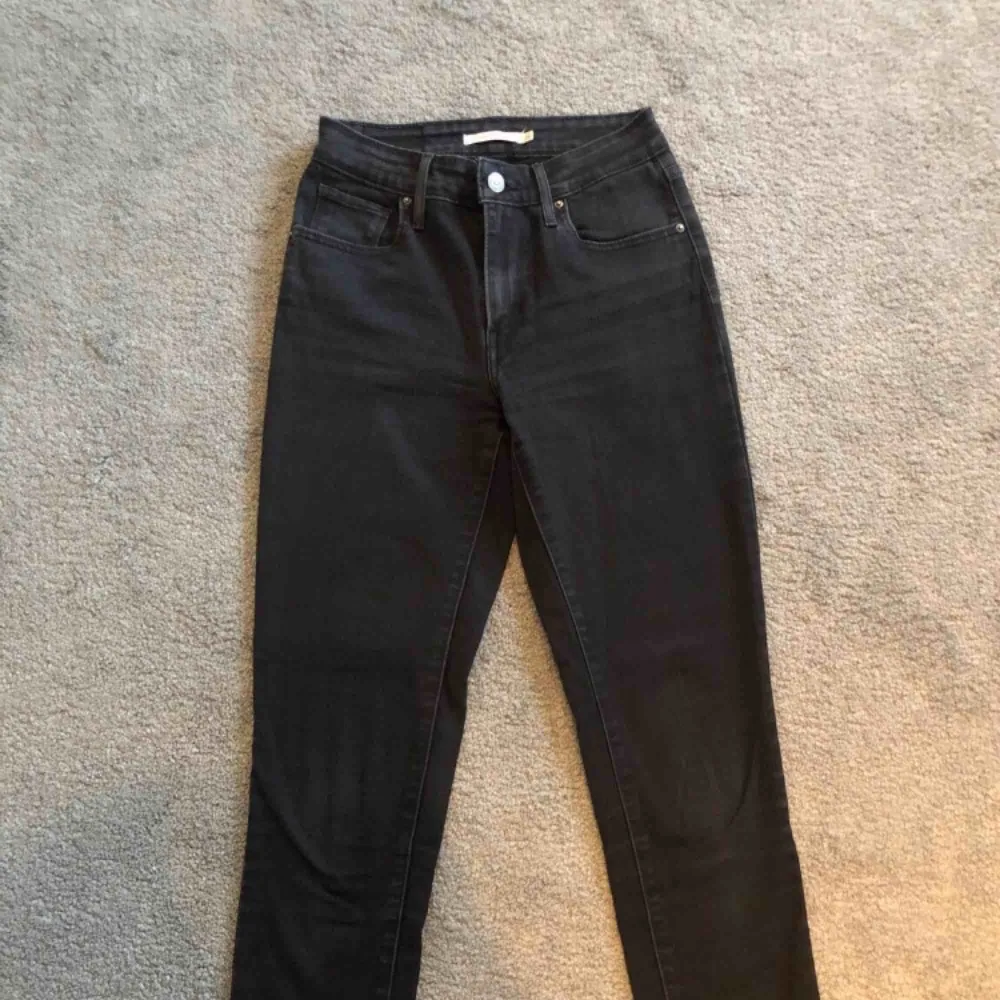 Säljer dessa levis byxor i modellen ”High rise skinny” i bra skick🥰 Jeansen är i storlek 26 så passar någon med S! Högmidjade! 202kr om frakt 💖. Jeans & Byxor.