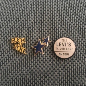  - Pins från Levis!! Aldrig använda, köpta för 150kr🤩🤩 25kr/st🦋🦋🦋