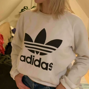  - En collage sweatshirt från adidas