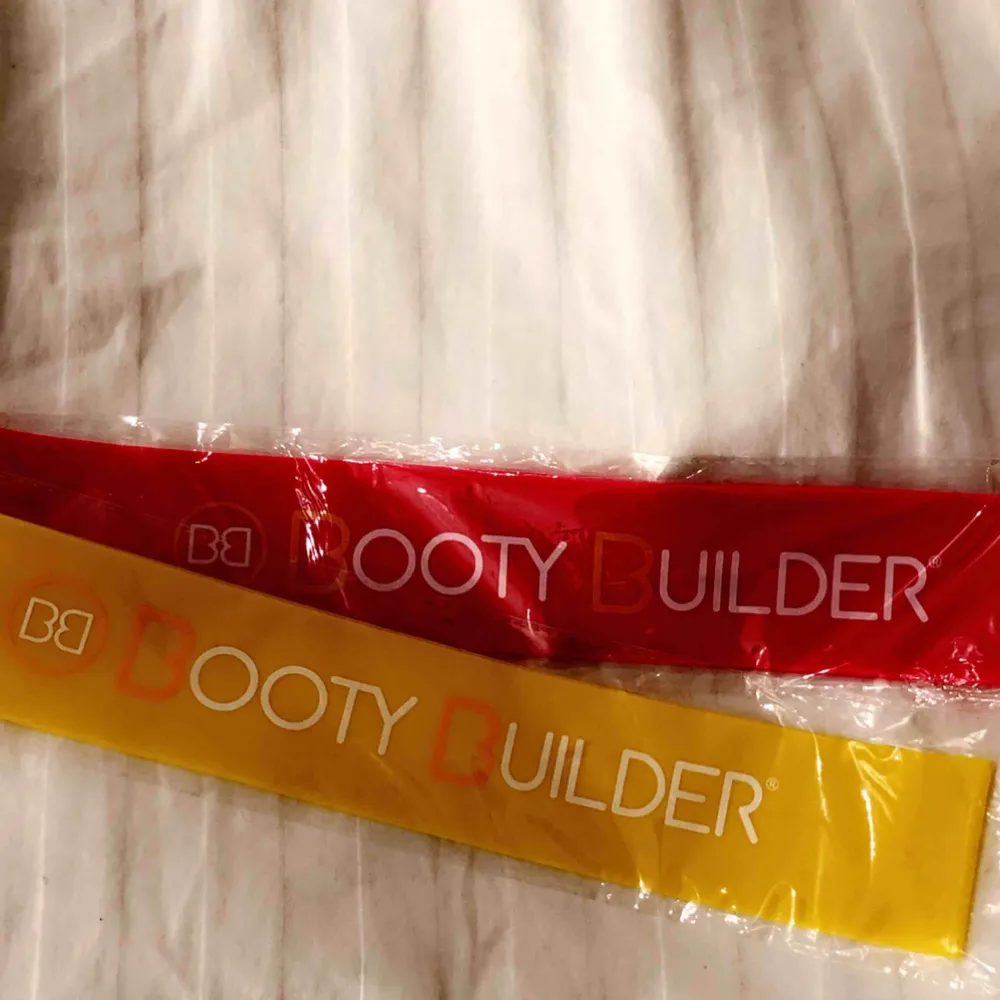 Säljer nu två helt oanvända träningsband från Booty Builder. Säljer båda banden för 120 kr tillsammans och 70kr för en. Nypris: 88kr/styck💗 frakt ingår inte i priset💓. Övrigt.