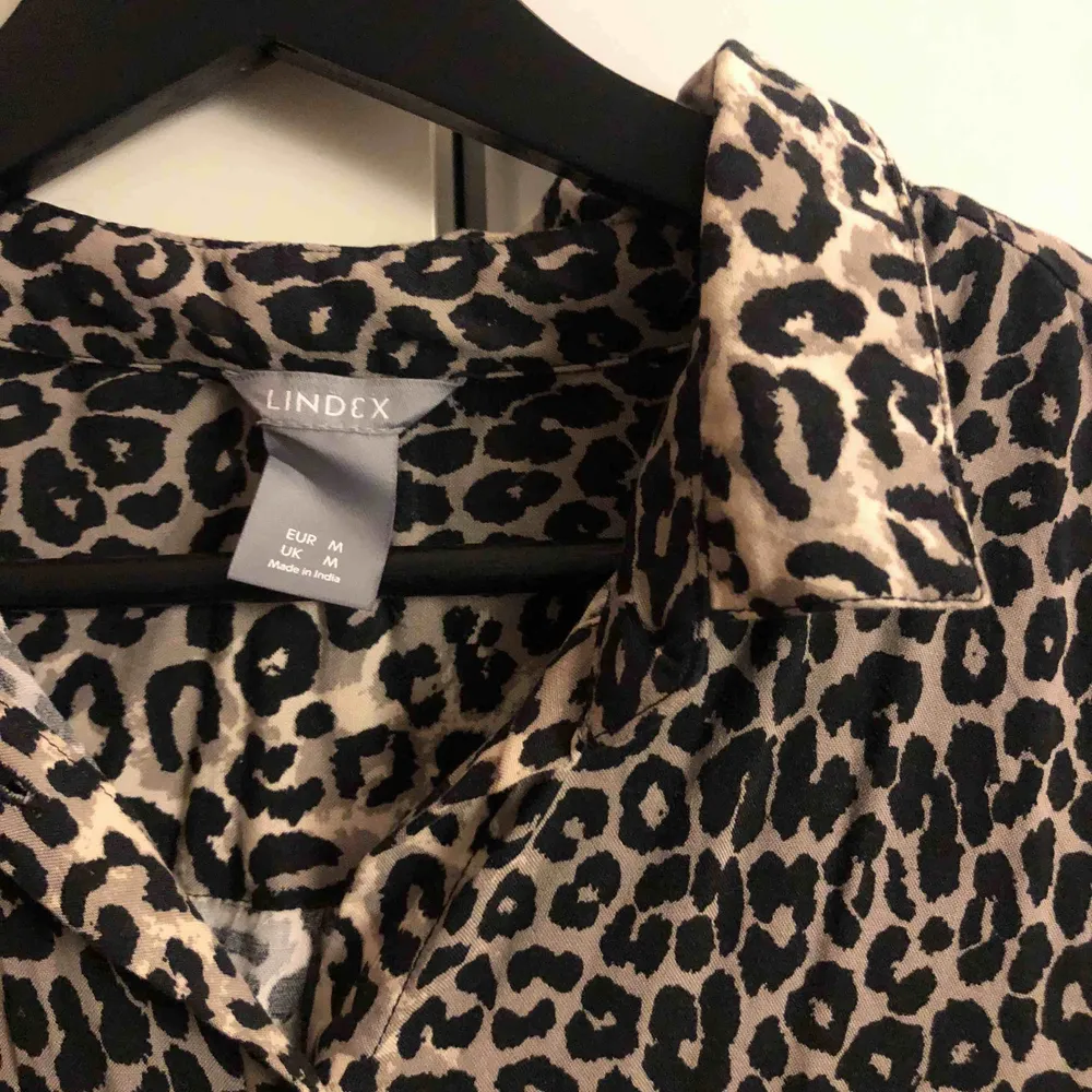 Lång skjorta från Lindex i leopardmönster. Användbar som både klänning och tunika. Upphämtning i Göteborg och Falkenberg. Annars tillkommer frakt.. Skjortor.